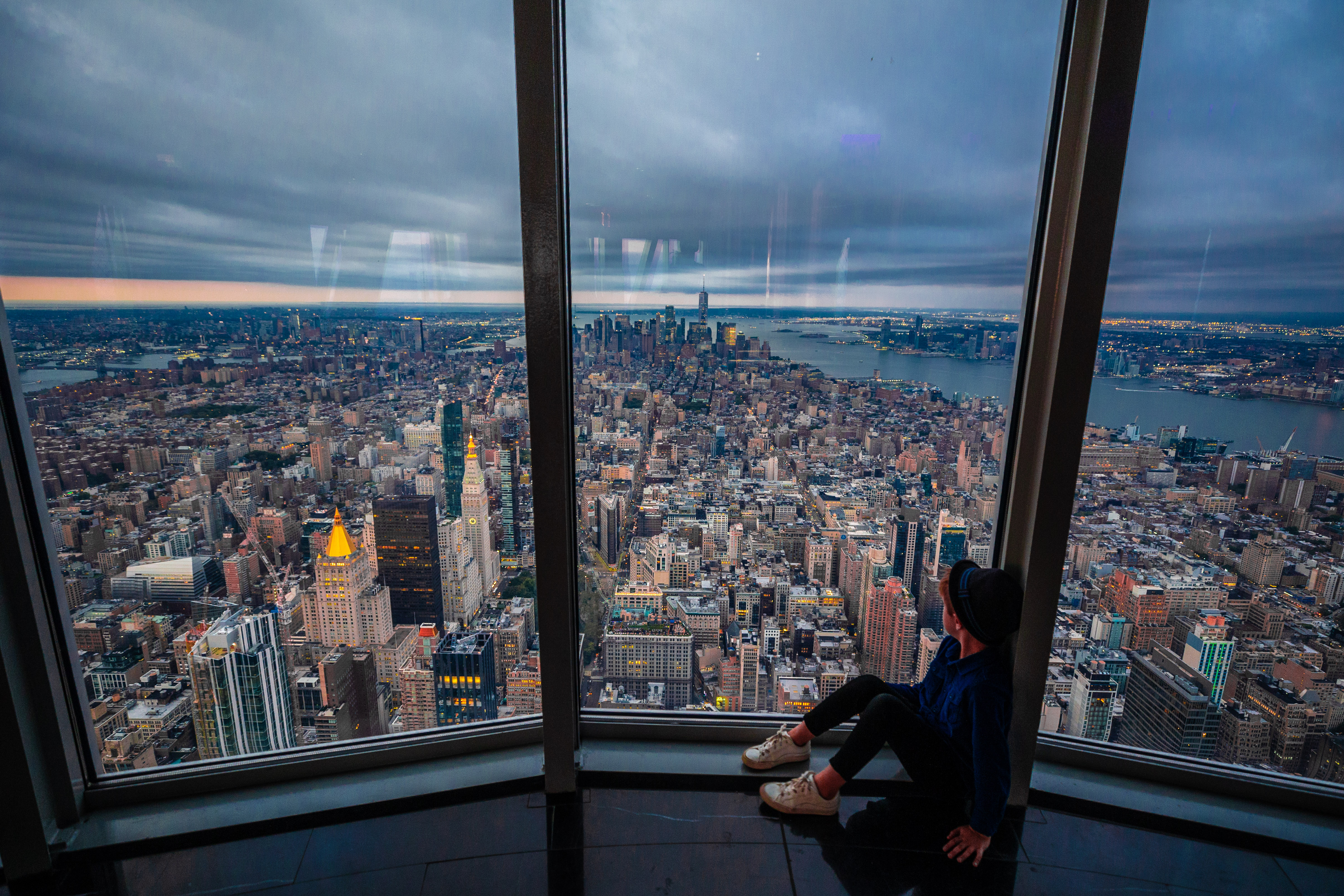 little-kid-big-city-inside-empire-state-building-s-102nd-floor