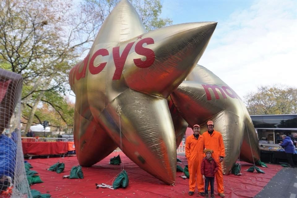 Little Kid Bg City Macy S Thanksgiving Day Balloon Celebration With The Family